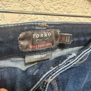 Torrid Mid fit super skinny jeans 26 short